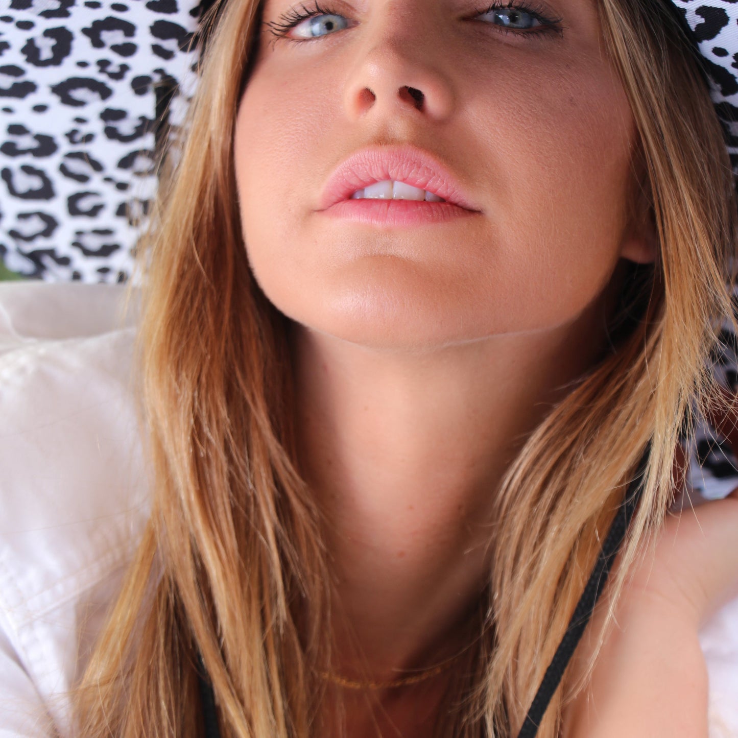 SNOW LEOPARD Straw Hat